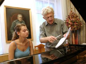 Prof. Andrzej Jasinski during the class with  Margerita Pinkosz in the Music and Literature Club in Wroclaw 21st August 2004.  Photo: Marek Grotowski.