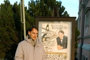 Alexey Komarov at the poster of concerts in Trzebnica by Marlena Dudek. Photo by J. Adamowski.