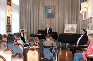 175th Concert for the Youth 'How to Listen to Music?”, Music and Literature Club in Wrocław, 13rd May 2016.<br> From left:  Jerzy Owczarz  - piano, Juliusz Adamowski - commentary, Rafal Majzner - tenor, the pupils and teachers of the center for education and rehabilitation of persons with disabilities in Wrocław. Photo by Pawel Beresiuk.