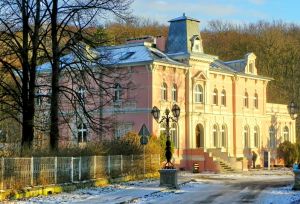 Building of the Regional Authorities (former Spa) in Trzebnica at ul. Leśna 1, which hosts monthly „Liszt  Evenings” and concerts musically developing for the youth. Photo by Waldemar Józef Marzec.
